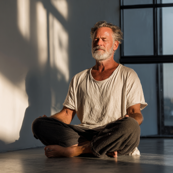 Сильний чоловік тренується